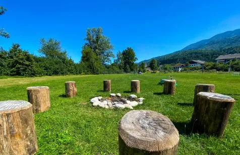 Sitzplätze im Grünen mit Blick auf die Berge des Rosentals