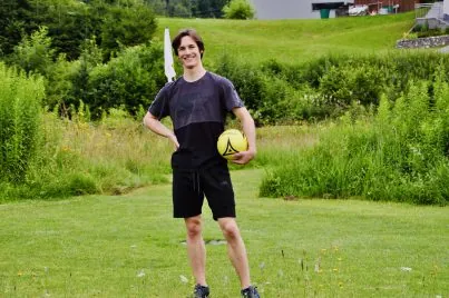 Eine Spielerin mit gelbem Fußball auf der Kick2Gether-Anlage