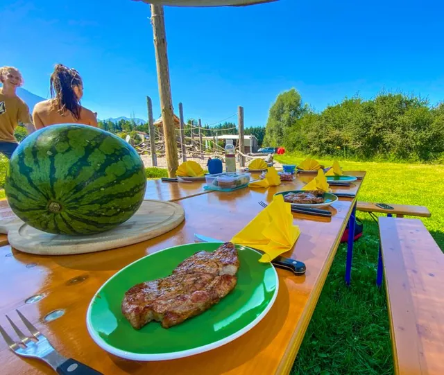 Gedeckter Tisch mit Grillverpflegung, die Gruppen separat vorbestellen können