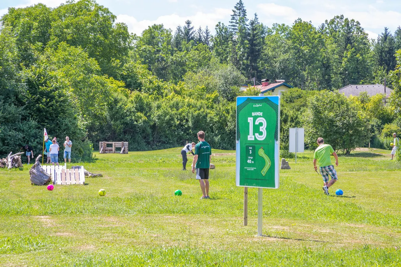 Eine gemeinsame Spielrunde an Bahn 13 der Fußballgolf-Anlage
