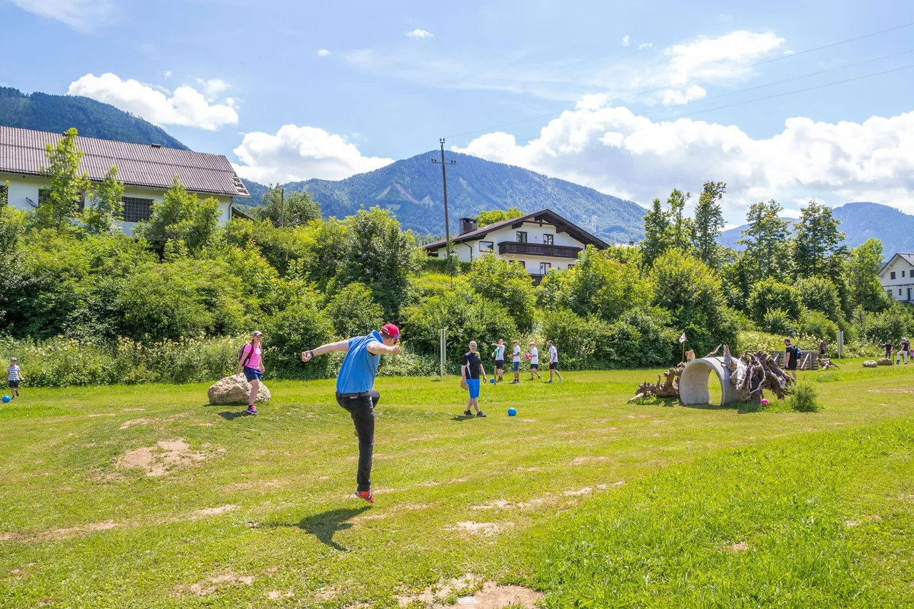 Gemeinsam Fußballgolf spielen auf der weitläufigen Anlage im Rosental