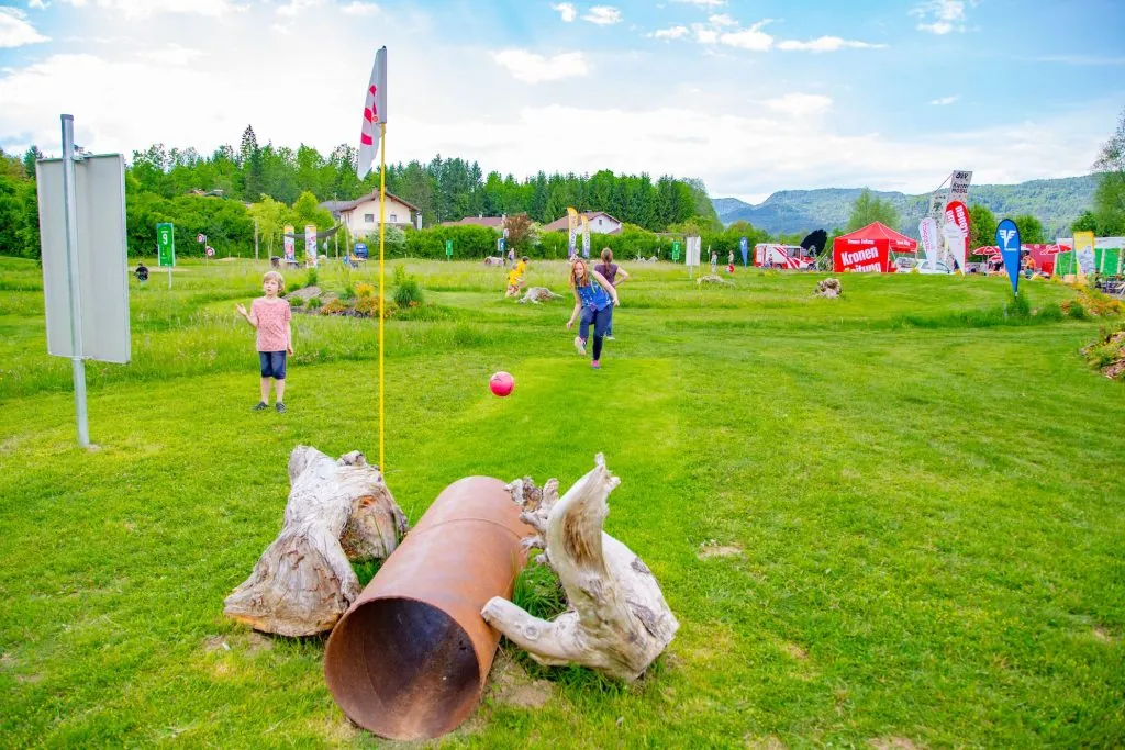 Fußballgolf-Spielrunde mit Kindern an einem Röhrenhindernis bei Kick2Gether