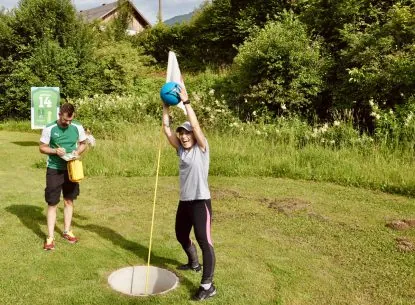 Zwei Spieler mit bunten Fußbällen beim gemeinsamen Ausflug