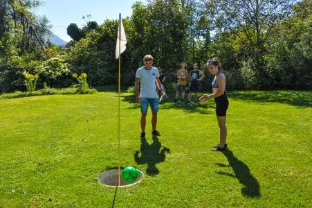 Zwei Erwachsene vergleichen ihre Spielrunde neben einem Fußballgolf-Ziel